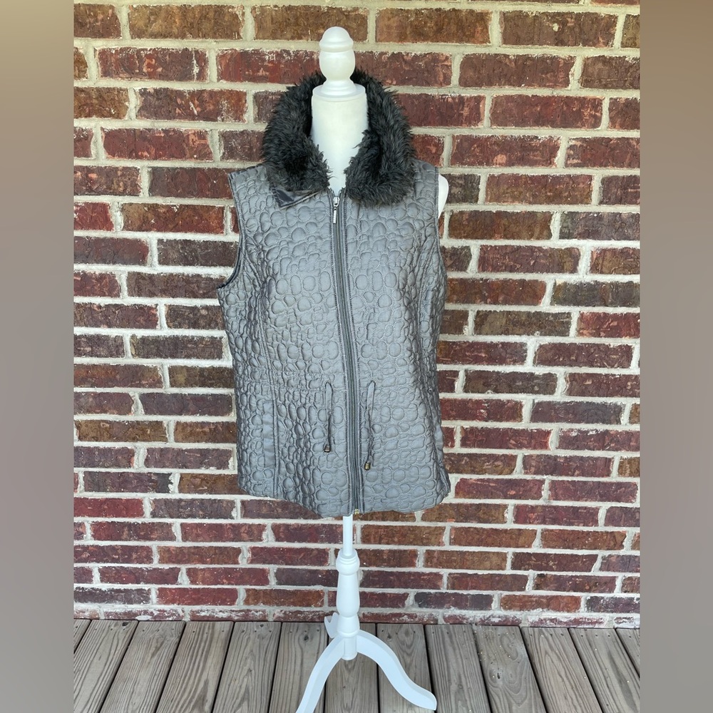 Women’s Gray Mountain Lake Quilted Zip Vest With Faux Fur Collar Size Medium